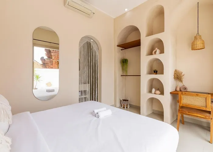 Coconut - Walking Distance To & Bars! *